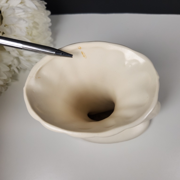 Vintage Art Deco Ivory Colored Cornucopia Pottery Vase | Horn of Plenty Planter - Picture 6 of 9